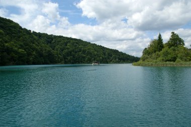 dağ ve göl oluşan manzara. plitvice gölleri