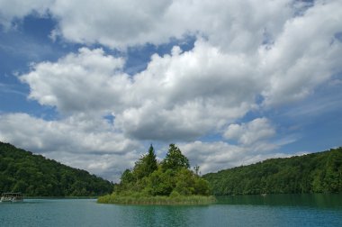 dağ ve göl oluşan manzara. plitvice gölleri, Hırvatistan Milli Parkı