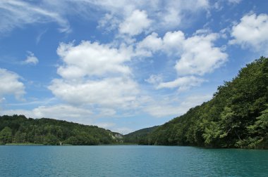 dağ ve göl oluşan manzara. plitvice gölleri, Hırvatistan Milli Parkı