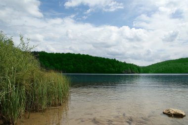 dağ ve göl oluşan manzara. plitvice gölleri