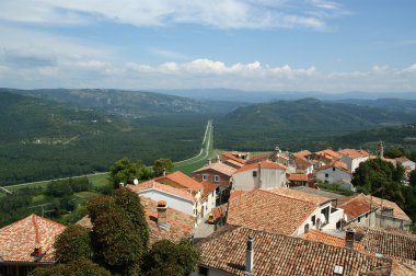 Kırmızı çatılar ve yüksek bir noktada vadiden evin manzarası. motovun, croatia kasabadan