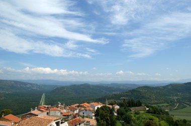 Kırmızı çatılar ve yüksek bir noktada vadiden evin manzarası. motovun, croatia kasabadan