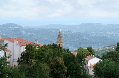 Kırmızı çatılar ve yüksek bir noktada vadiden evin manzarası. kasaba