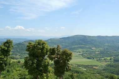 Kırmızı çatılar ve yüksek bir noktada vadiden evin manzarası. motovun, croatia kasabadan