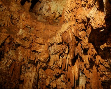sarkıt ve dikitler içinde bir mağara beredine, Hırvatistan