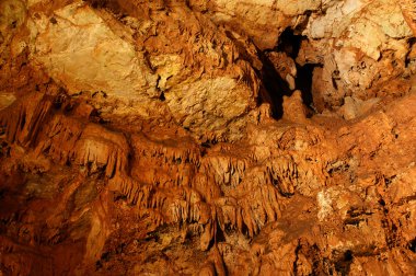 sarkıt ve dikitler içinde bir mağara beredine, Hırvatistan