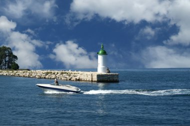 Mavi Gökyüzü bulutlu deniz feneri