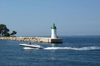 bulutsuz berrak bir hava deniz feneri