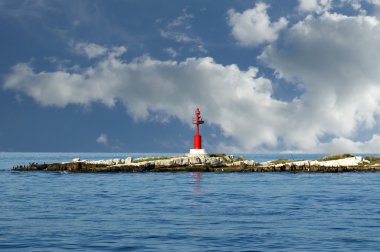 Mavi Gökyüzü bulutlu deniz feneri