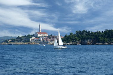 eski şehir rovinj denizden--Hırvatistan Kuzey Adriyatik Denizi üzerinde yer alan şehir manzarası