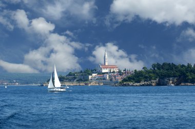 eski şehir rovinj denizden--Hırvatistan Kuzey Adriyatik Denizi üzerinde yer alan şehir manzarası