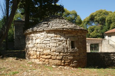 kırsal alanlarda küçük bir taş ahır