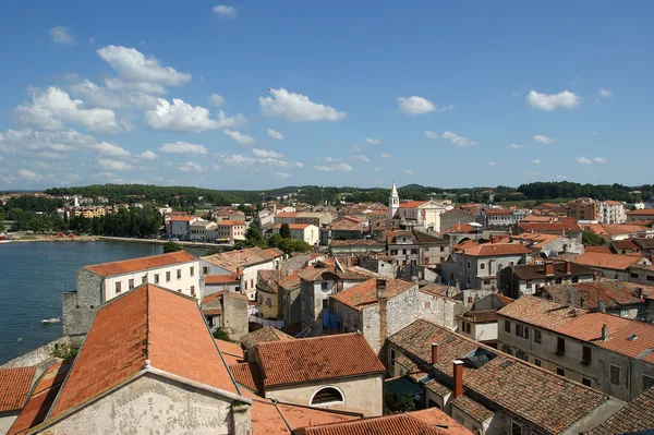 Les toits de la ville par une journée ensoleillée d'été, Porec, Croatie — Photo