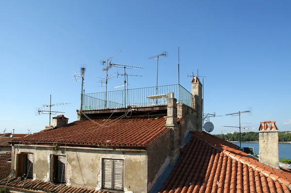 日当たりの良い夏の日、ポレッチ、クロアチア都市の屋根 — ストック写真