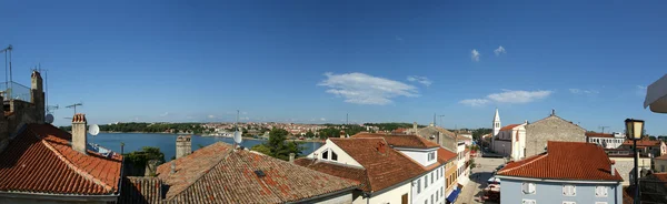 Panoramiczny pejzaż z niebo, morze i dachy, Poreč, Chorwacja — Zdjęcie stockowe