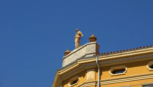 Edificio histórico en la ciudad de Pula, Croacia — Foto de Stock