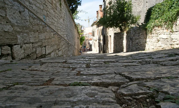 クロアチア プーラの歴史的な中心部の通り — ストック写真