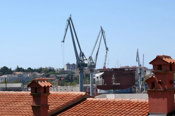 海洋の貨物港です クレーン プーラ クロアチア — ストック写真
