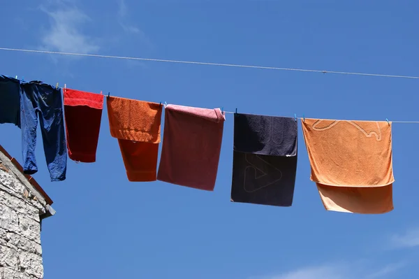 Multi Gekleurde Handdoeken Tegen Blauwe Hemel — Stockfoto