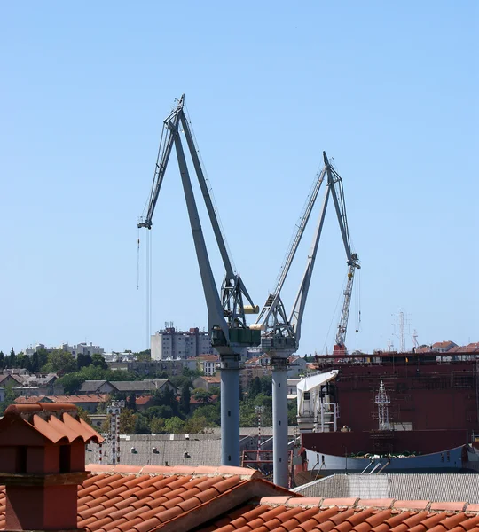 Port morski ładunków. Żurawie. Pula, Chorwacja — Zdjęcie stockowe