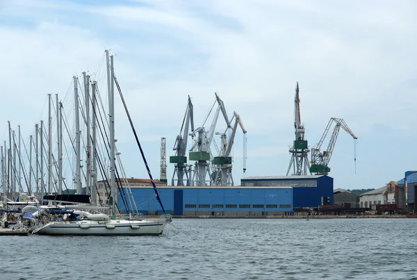 Marine cargo port. kranar. Pula, Kroatien — Stockfoto