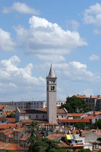 Utsikt över staden och bell tower med en hög punkt, staden Pula — Stockfoto