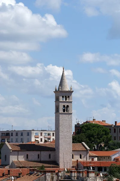 Uitzicht op de stad en de klokkentoren met een hoog punt, de stad van pula — Stockfoto