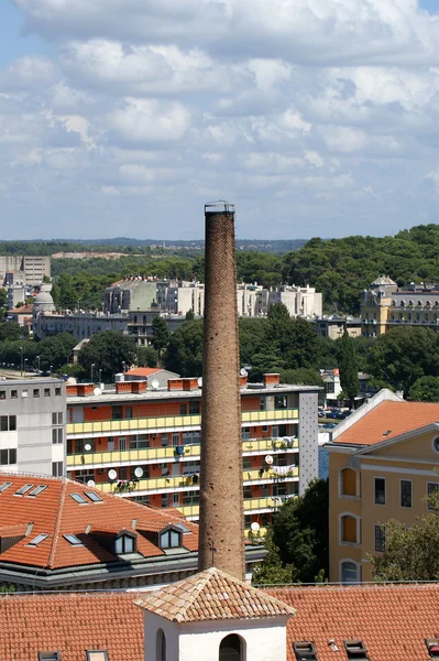 都市および最高点 プーラ クロアチアの都市で植物の背の高い煙突のビュー — ストック写真