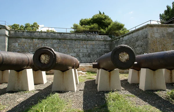 Canhão antigo na cidade fortaleza de Pula, Croácia — Fotografia de Stock