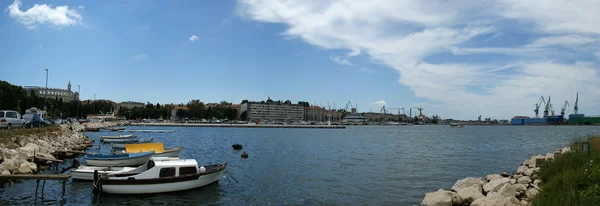 Paisaje panorámico con el cielo, el mar y la ciudad puerto de Pula, Croati —  Fotos de Stock