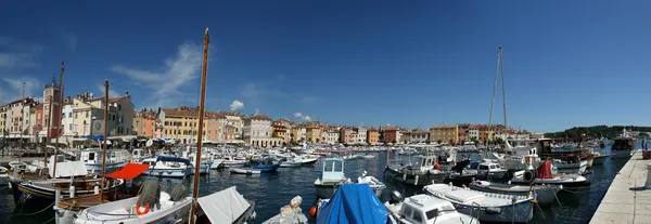 Paysage panoramique avec ciel, mer et ville portuaire de Porec, Croate — Photo