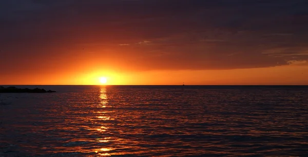 Abstracte Oceaan en zonsondergang achtergrond — Stockfoto