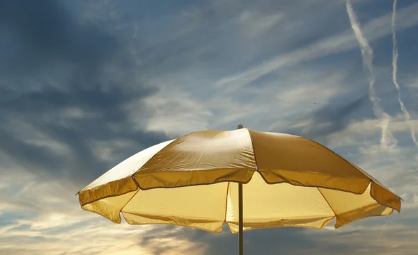 在晴朗的夏天夜空的沙滩伞 遮阳伞 — 图库照片