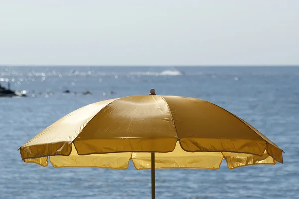 Strandparasol Zonnescherm Tegen Duidelijke Zomer Hemel — Stockfoto