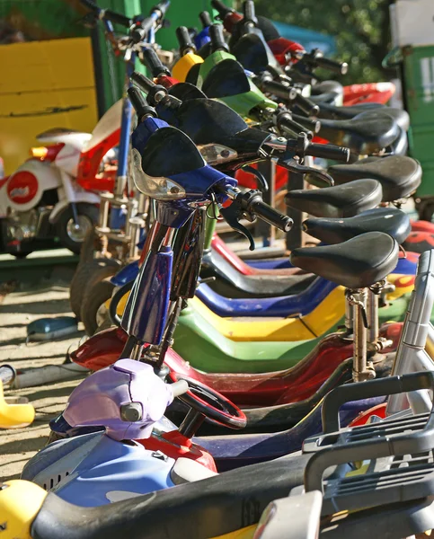Verschillende Multi Gekleurde Scooters Close — Stockfoto