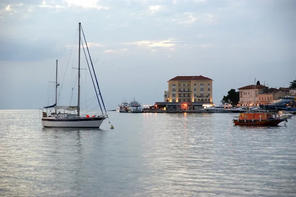 Vue sur la mer et la ville au coucher du soleil, Croatie, Porec — Photo