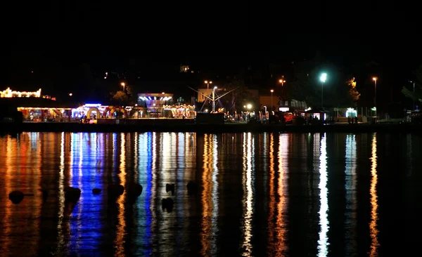 海和城市的夜晚，克罗地亚，porec 在视图 — 图库照片