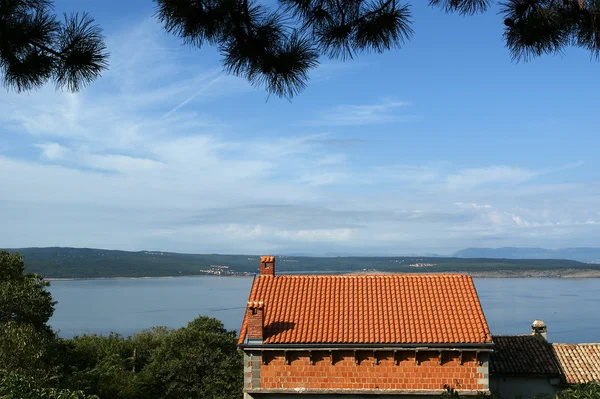 Vistas de la bahía y los tejados de casas con tejados rojos desde un punto alto — Foto de Stock