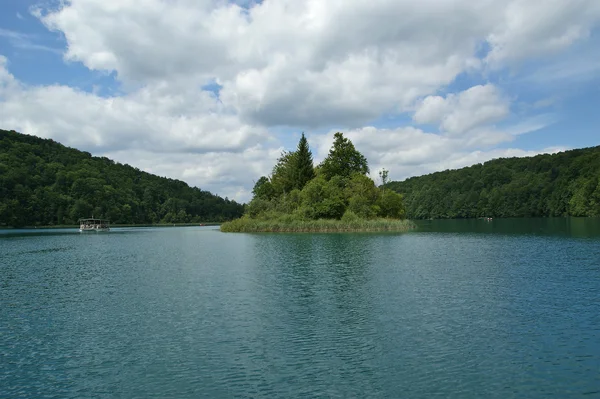 Paisagem composta por montanhas e lago. Os lagos de Plitvice — Fotografia de Stock