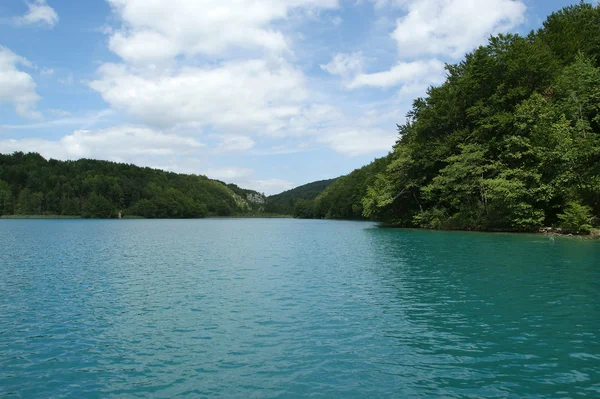 Paisaje formado por montañas y lago. Los lagos de Plitvice —  Fotos de Stock