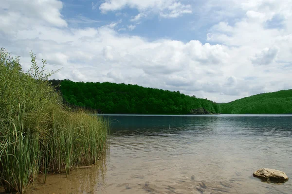 Krajobraz składający się z góry i jezioro. Plitwickie Jeziora — Zdjęcie stockowe
