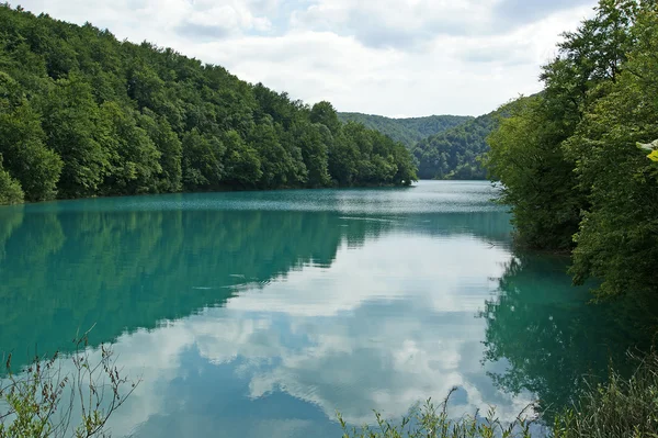 Paisaje formado por montañas y lago. Los lagos de Plitvice —  Fotos de Stock