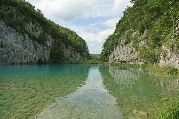 Paisaje formado por montañas y lago. Los lagos de Plitvice, pa nacional —  Fotos de Stock
