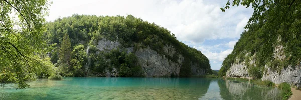 Panorama de un paisaje formado por montañas y lago. El lago Plitvice —  Fotos de Stock