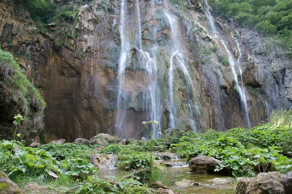 Gran cascada en las montañas. Los Lagos de Plitvice, parque nacional en Croa —  Fotos de Stock