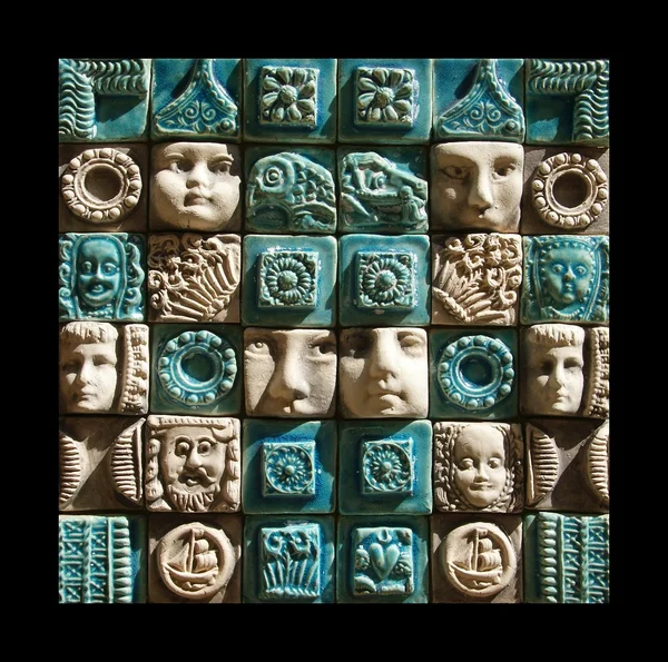 Paneles de cerámica que representan 's cabezas, luz lateral —  Fotos de Stock