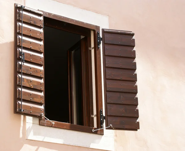 Fenster eines Mehrfamilienhauses, porec, istria, croatia — Stockfoto
