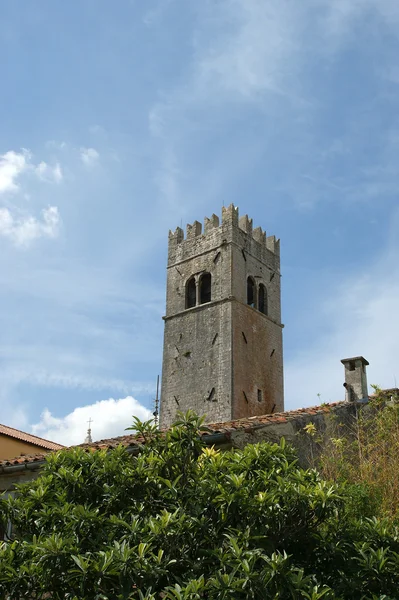 Zvonici starého luterské církve. města motovun, Chorvatsko — Stock fotografie