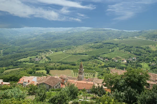 View of the house with red roofs and the valley from a high point. The town — Stock Photo, Image