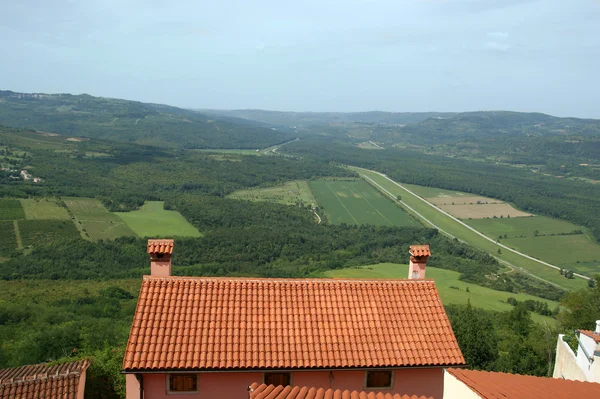 Vista da casa com telhados vermelhos e do vale de um ponto alto. A cidade — Fotografia de Stock